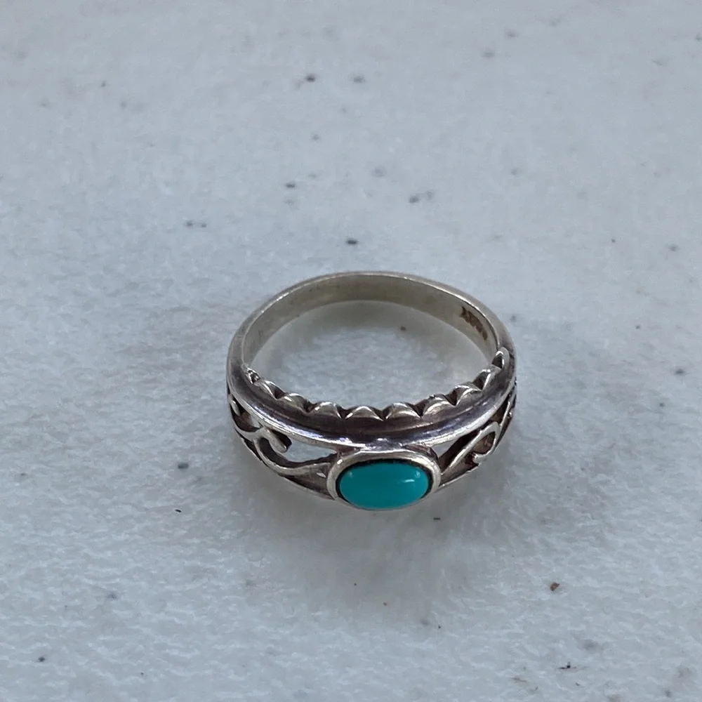 Vintage Hand Crafted Sterling Silver Navajo Turquoise Ring - Picture 8 of 10